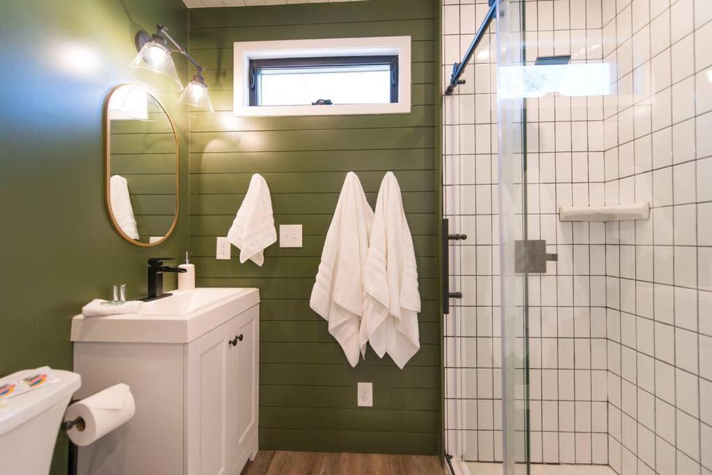 Container Home With Rooftop Views And Pickleball-Pecan Grove Bellmead Esterno foto