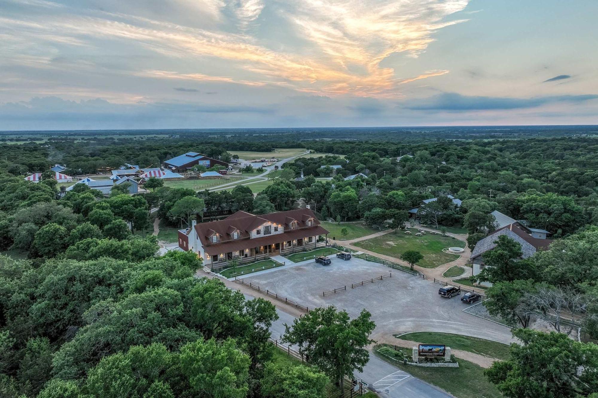 Container Home With Rooftop Views And Pickleball-Pecan Grove Bellmead Esterno foto